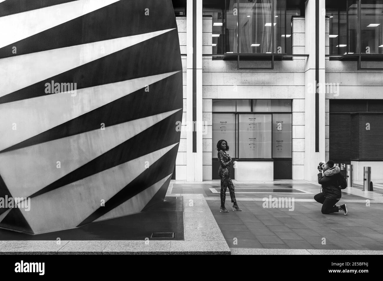 Une jeune femme qui prend des photos aux vents du Paternoster, Londres, Royaume-Uni. Banque D'Images