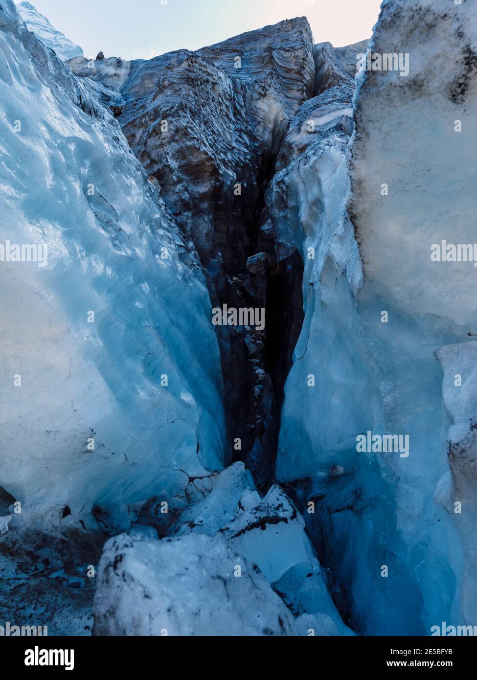 Glacier en gros plan. Glace bleue dans les montagnes. Textures de glace Banque D'Images