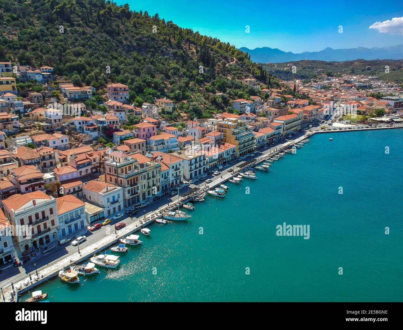 Vue aérienne sur la pittoresque ville balnéaire de Gytheio, Lakonia