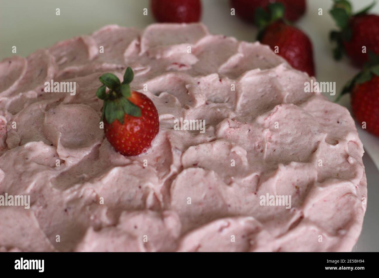 Gâteau à la fraise avec glaçage au fromage à la crème à la fraise. Un régal pour les fêtes de Saint-Valentin et de naissance Banque D'Images