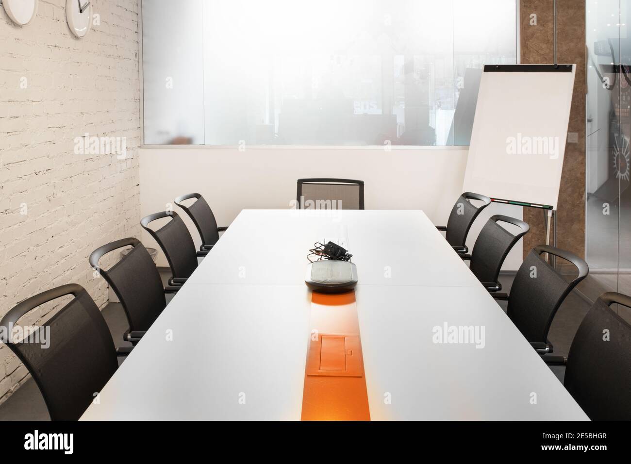 Table de conférence moderne dans une salle de réunion d'une entreprise Banque D'Images