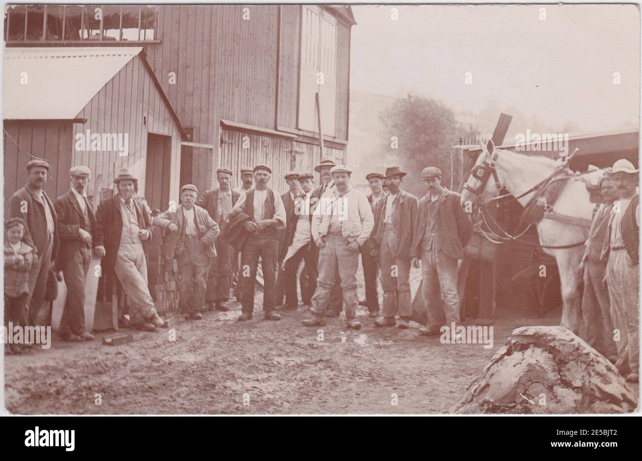 Les ouvriers agricoles ( et cheval) posaient dans la ferme britannique à côté de la grange, au début du XXe siècle Banque D'Images