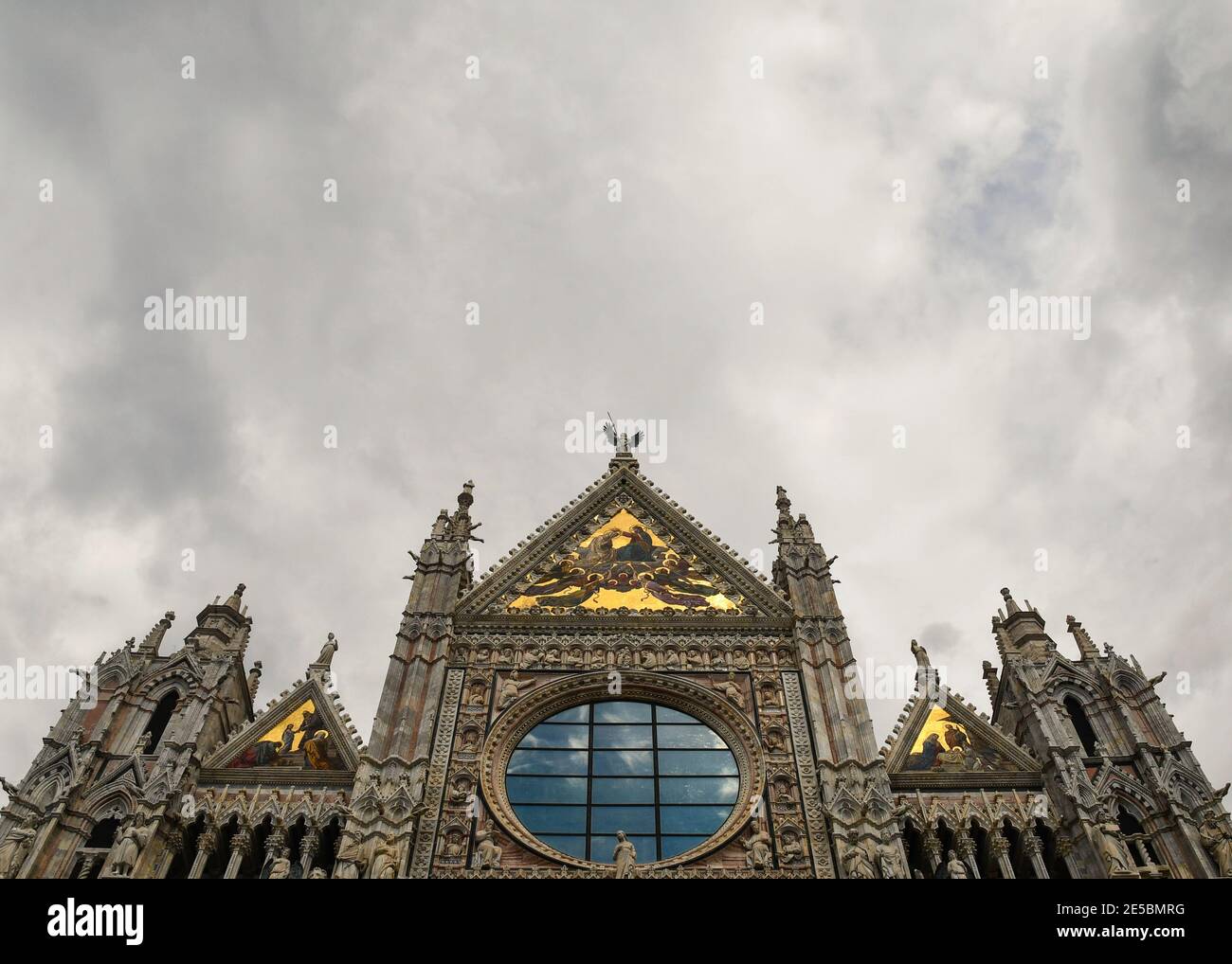 Façade supérieure de la cathédrale de Sienne (cathédrale métropolitaine de Sainte Marie de l'Assomption) contre un ciel couvert, Toscane, Italie Banque D'Images