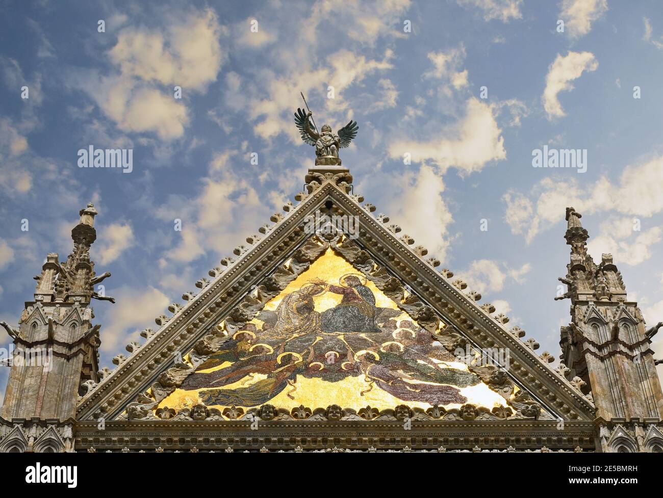 Mosaïque 'Couronnement de la Vierge' sur le pignon de la cathédrale de Sienne (Sainte Marie de l'Assomption) contre ciel bleu nuageux, Toscane, Italie Banque D'Images