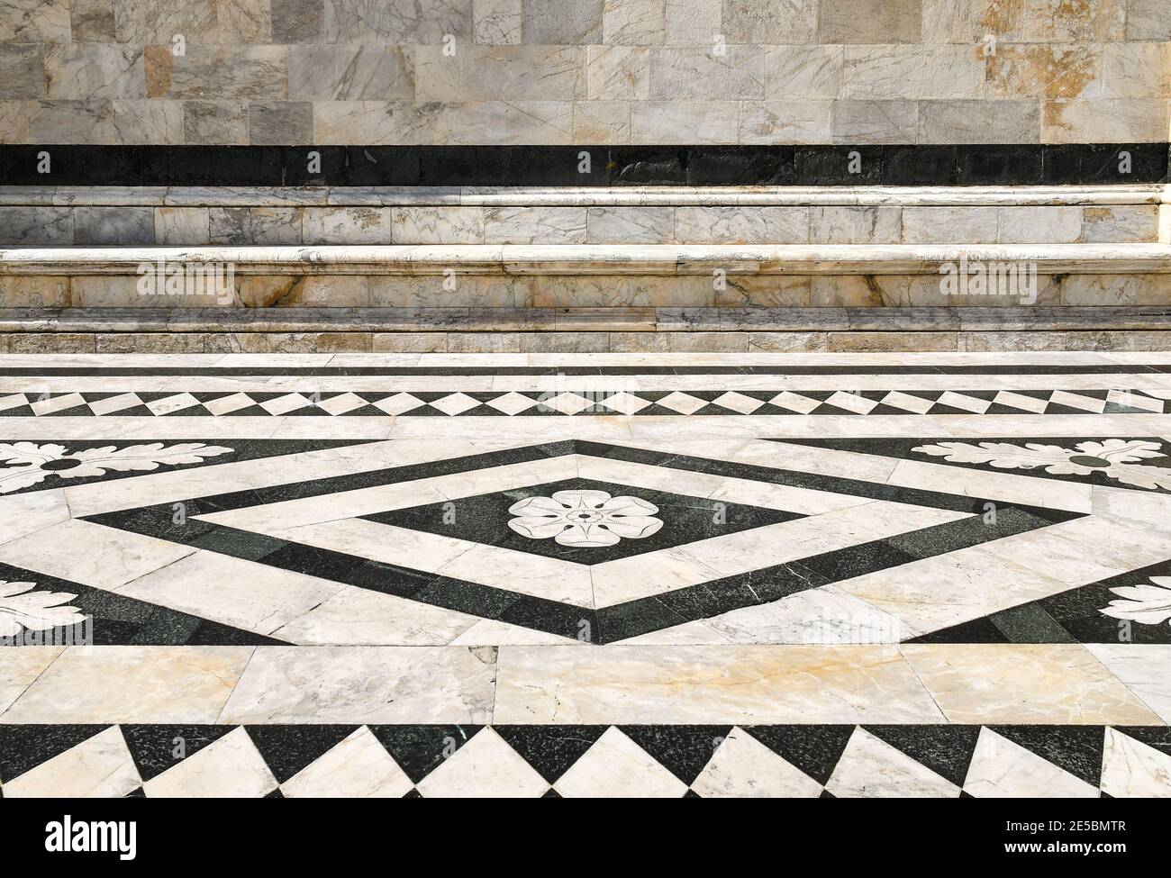 Détail du revêtement extérieur en marbre de la cathédrale de Sienne avec une décoration géométrique en noir et blanc, Sienne, Toscane, Italie Banque D'Images