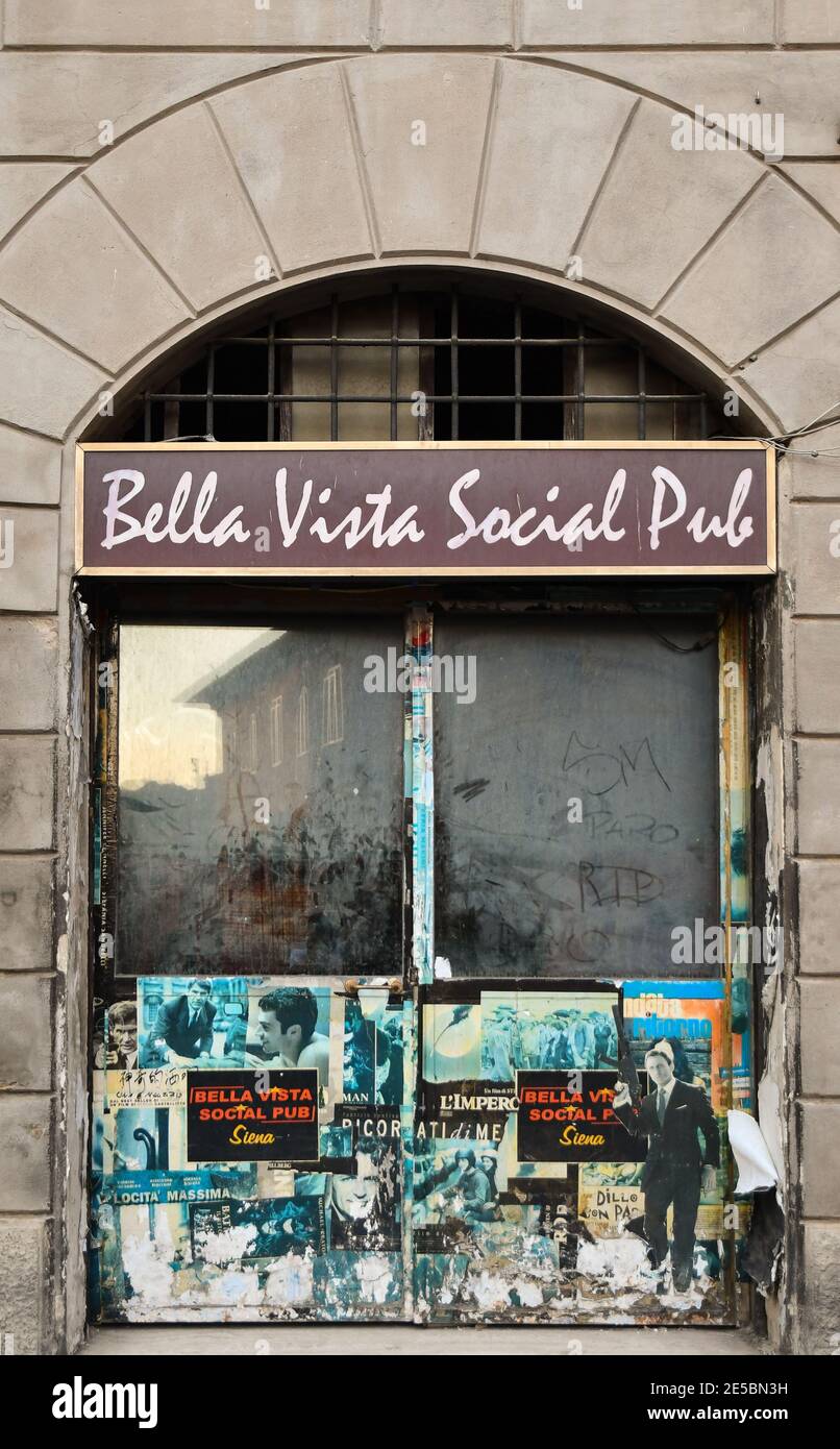 Extérieur du Bella Vista social Pub, un bar à cocktails à thème cubain dans le centre historique de Sienne, Toscane, Italie Banque D'Images