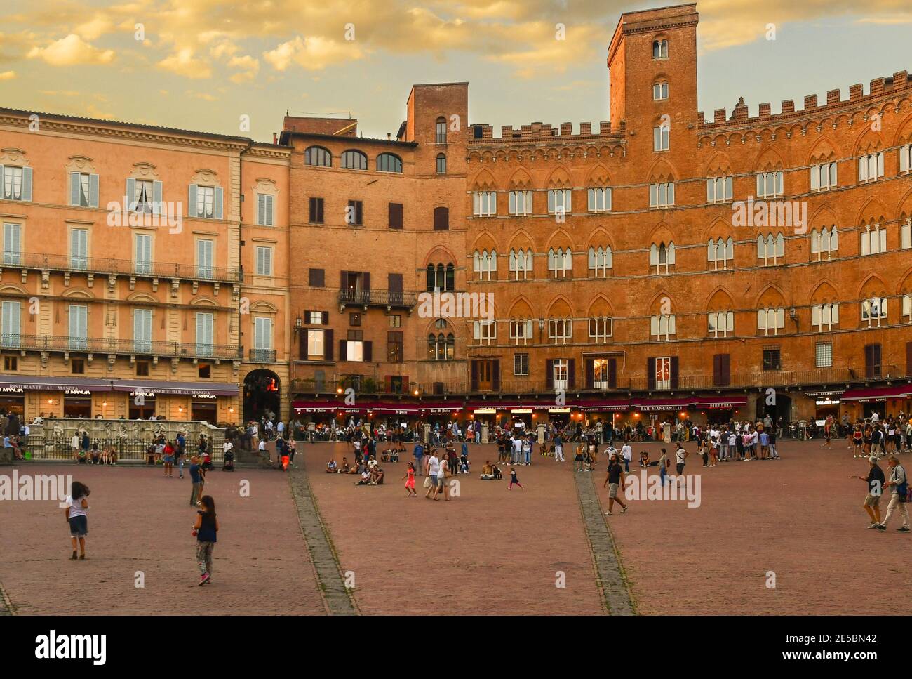 Place Piazza del Campo dans le centre historique de Sienne, site classé au patrimoine mondial de l'UNESCO, avec des gens et des touristes en été au coucher du soleil, Toscane, Italie Banque D'Images