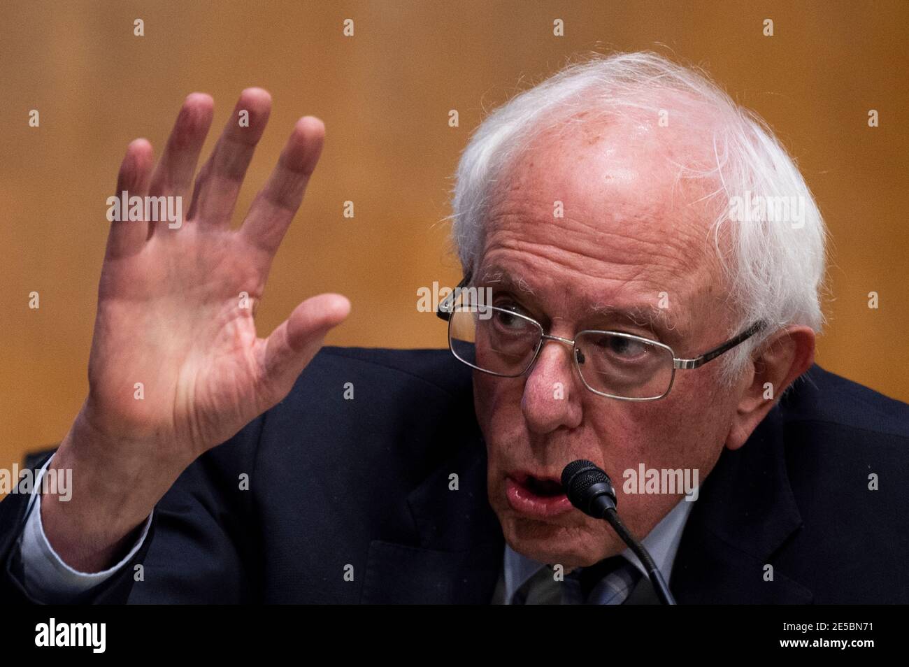 Le sénateur des États-Unis Bernie Sanders (indépendant du Vermont), interroge l'ancienne gouverneure du Michigan Jennifer Granholm lors de l'audience du Comité sénatorial de l'énergie et des ressources naturelles pour examiner sa nomination au poste de secrétaire à l'énergie, à Capitol Hill à Washington, DC, le 27 janvier 2021. Crédit : Jim Watson/Pool via CNP/MediaPunch Banque D'Images