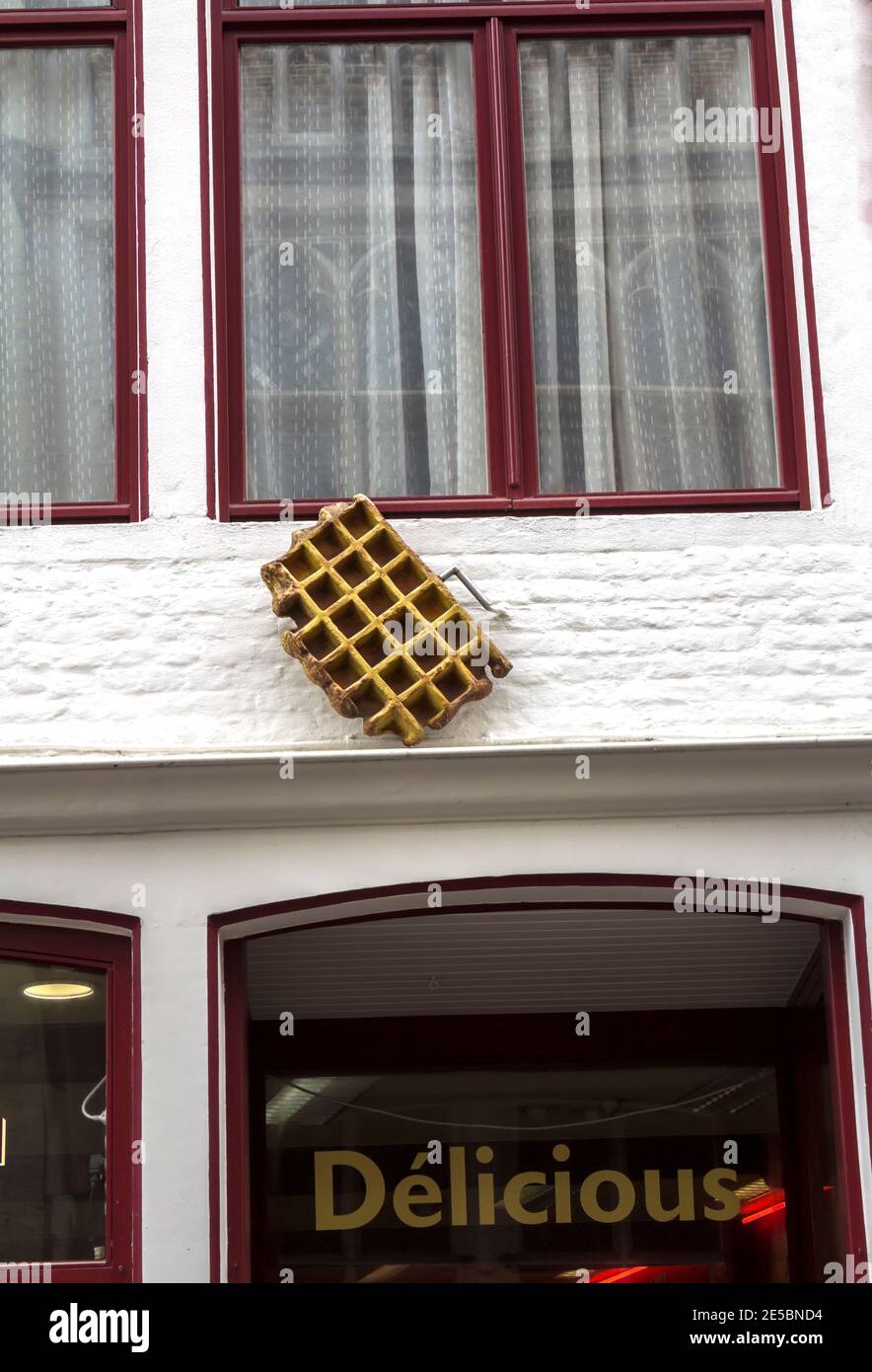 Bruges, Belgique : exposition d'un magasin de bonbons, gaufres belges, pleines de gaufres avec des fruits comme des mûres ou des fraises dans la ville médiévale de Brug Banque D'Images