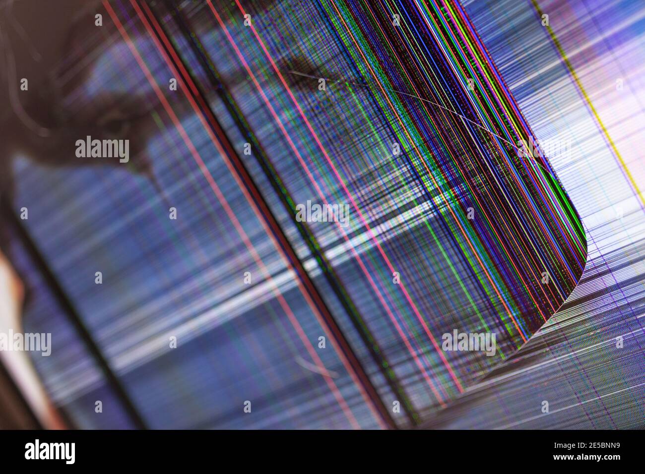 L'écran noir se fissure avec des lignes colorées qui traversent le cassé moniteur Banque D'Images
