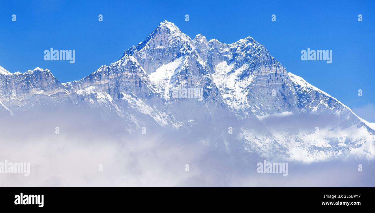 Vue sur le sommet du mont Lhotse face sud de roche de couleur bleue, parc national de Sagarmatha, vallée de Khumbu, montagnes de l'Himalaya du Népal Banque D'Images