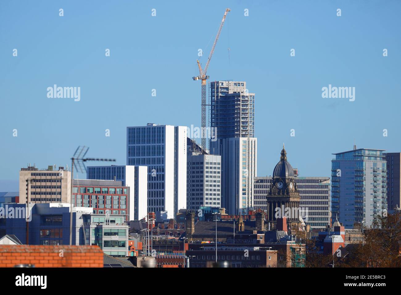 Immeubles et tour de l'horloge de l'hôtel de ville dans le centre-ville de Leeds. Le bâtiment le plus haut du Yorkshire, Altus House, est actuellement en construction. Banque D'Images