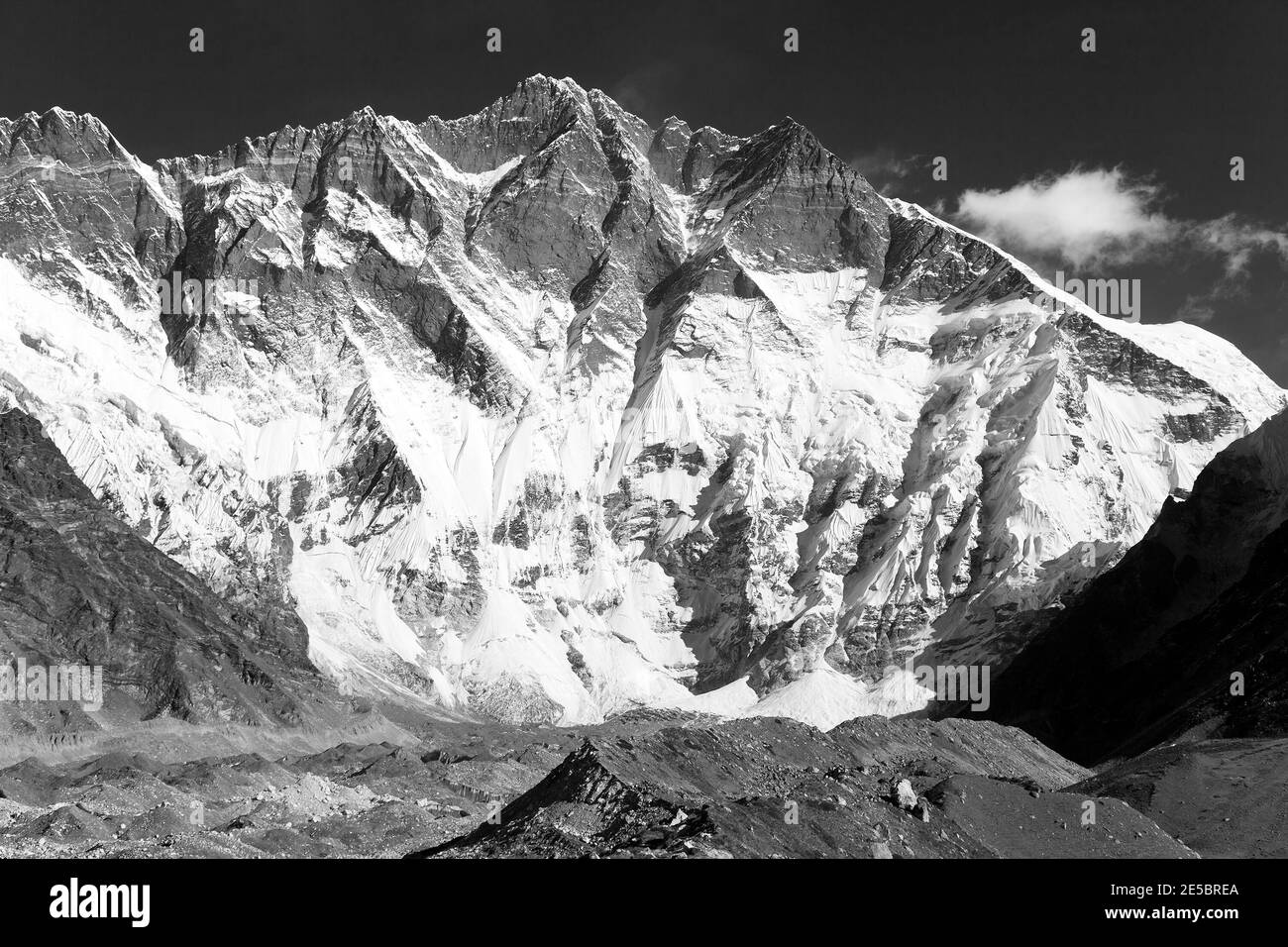 Vue sur le sommet de Lhosse, face sud de roche - chemin vers le camp de base de l'Everest, trek à trois passes, région de l'Everest, montagnes du Népal Himalaya Banque D'Images