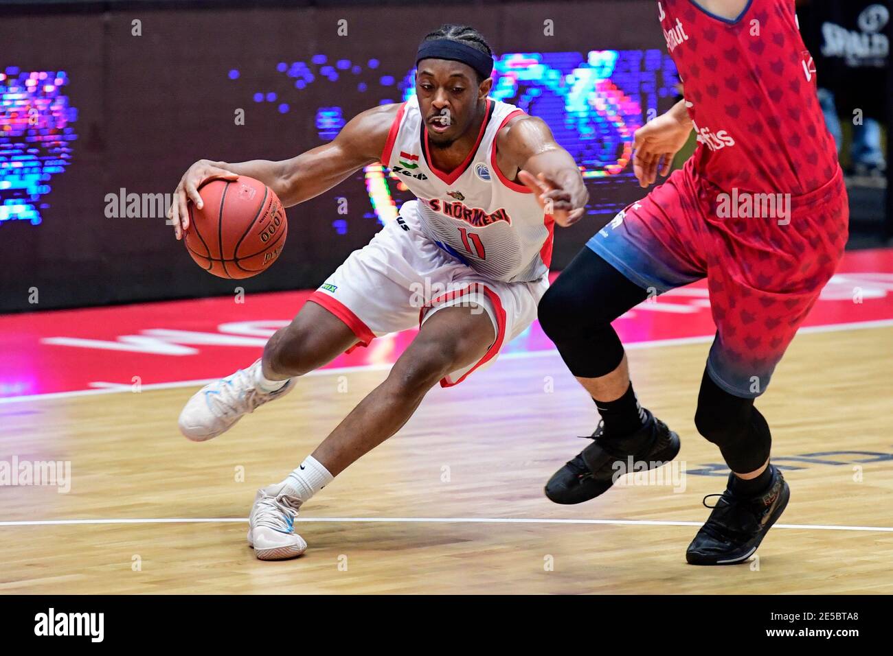 DEN Bosch, PAYS-BAS - JANVIER 27: Xavier Thames d'Edis Kormend lors du match de la coupe d'Europe FIBA entre Edis Kormend et Belfius Mons-Hainaut à Maaspoort le 27 janvier 2021 à Den Bosch, pays-Bas (photo de Bert van Berkum/Orange Pictures)*** Légende locale *** Xavier Thames Banque D'Images