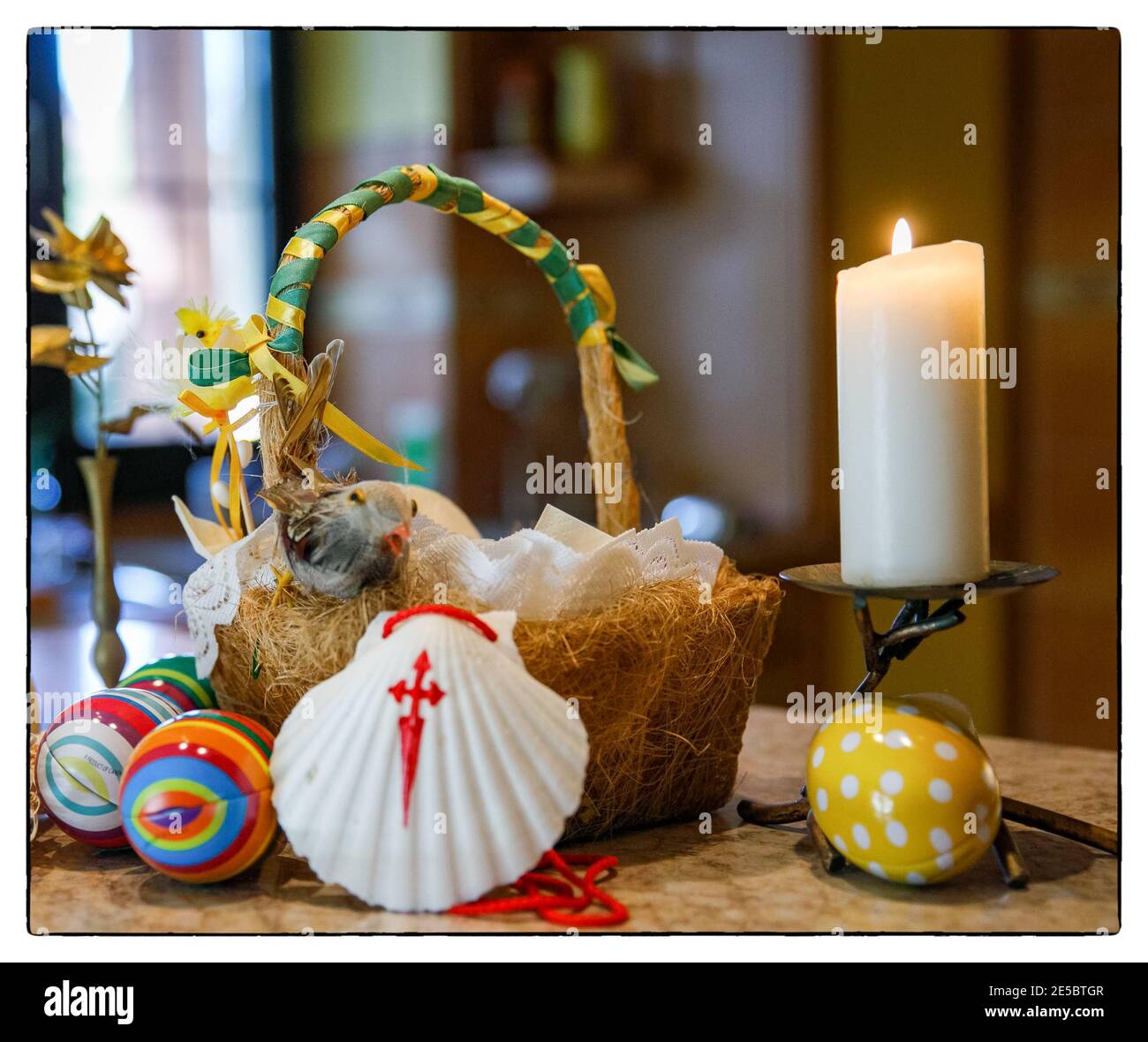 Jozefów, Pologne, 11 avril 2020 : carte postale de Pâques, panier de Pâques avec fête en Pologne. Banque D'Images