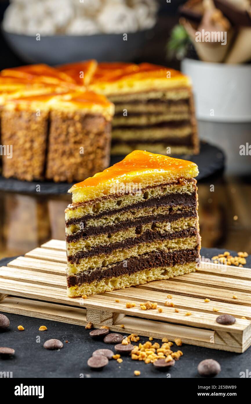 Gateau Deliciouse Avec Creme Au Chocolat Noisette Et Sauce Caramel Sur La Palette Miniature En Bois Gateau Traditionnel Hongrois De Dobos Photo Stock Alamy