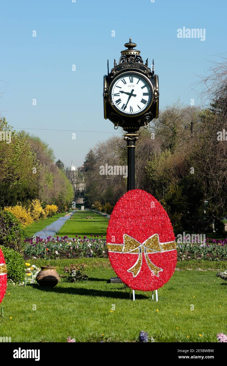 Horloge publique et œuf de pâques décoratif dans le parc Cismigiu, au centre de Bucarest, Roumanie Banque D'Images