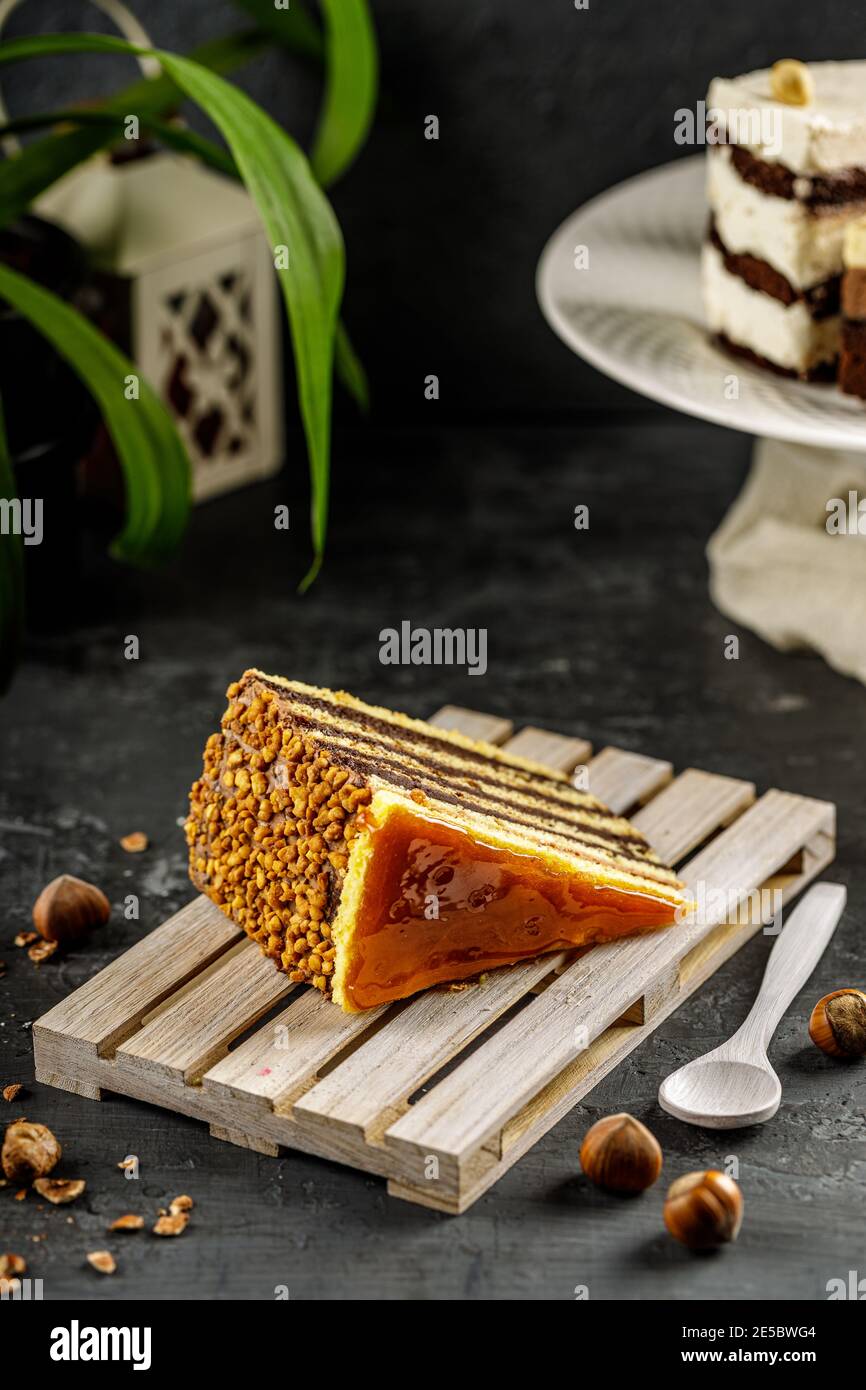 Gateau Deliciouse Avec Creme Au Chocolat Noisette Et Sauce Caramel Sur La Palette Miniature En Bois Gateau Traditionnel Hongrois De Dobos Photo Stock Alamy