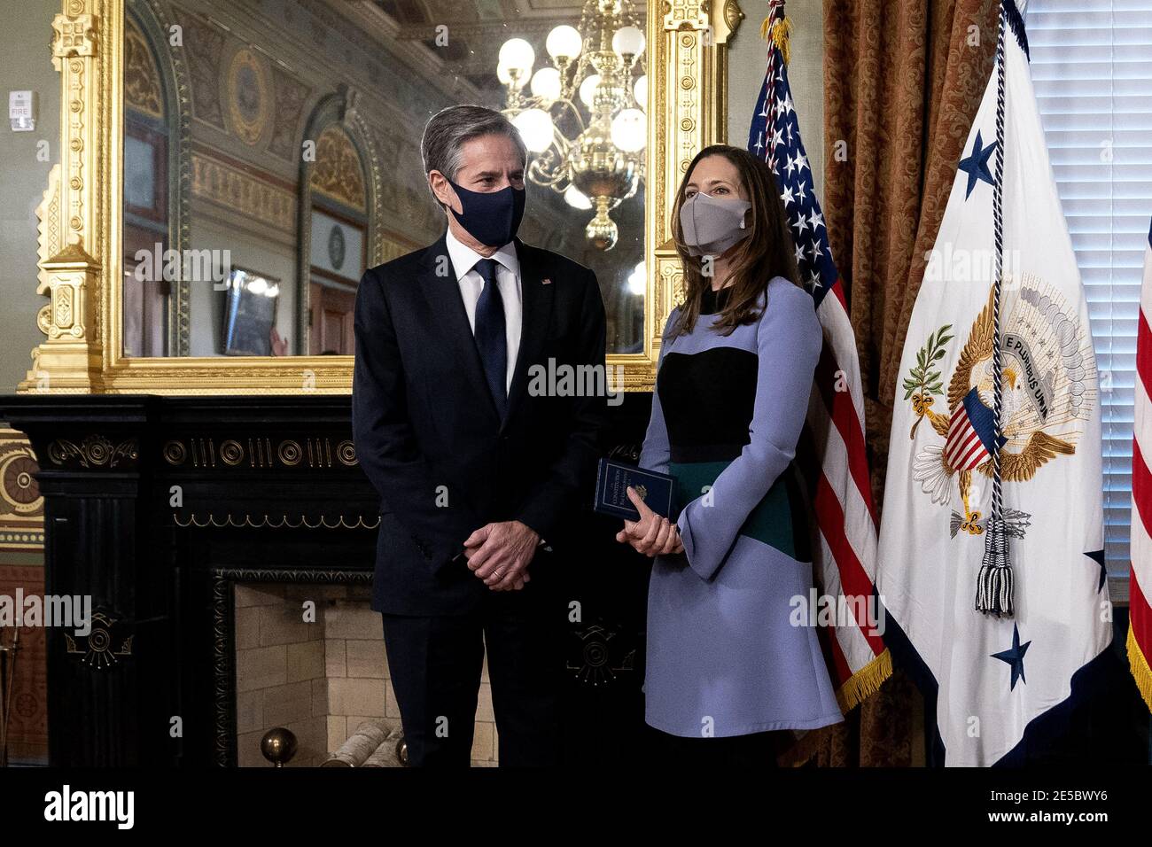 Antony Blinken, secrétaire d'État des États-Unis, est parti, et sa femme Evan Ryan se tiennent debout lors d'une cérémonie d'assermentation à la Maison Blanche à Washington, D.C., aux États-Unis, le mercredi 27 janvier 2021. Le Sénat a confirmé hier Blinken, donnant à l'un des collaborateurs les plus longtemps en service du président Biden la tâche de reprendre les négociations nucléaires avec l'Iran et de rétablir la confiance avec les alliés secoués par quatre années de l'administration Trump. Photo de Stefani Reynolds/Pool/ABACAPRESS.COM Banque D'Images