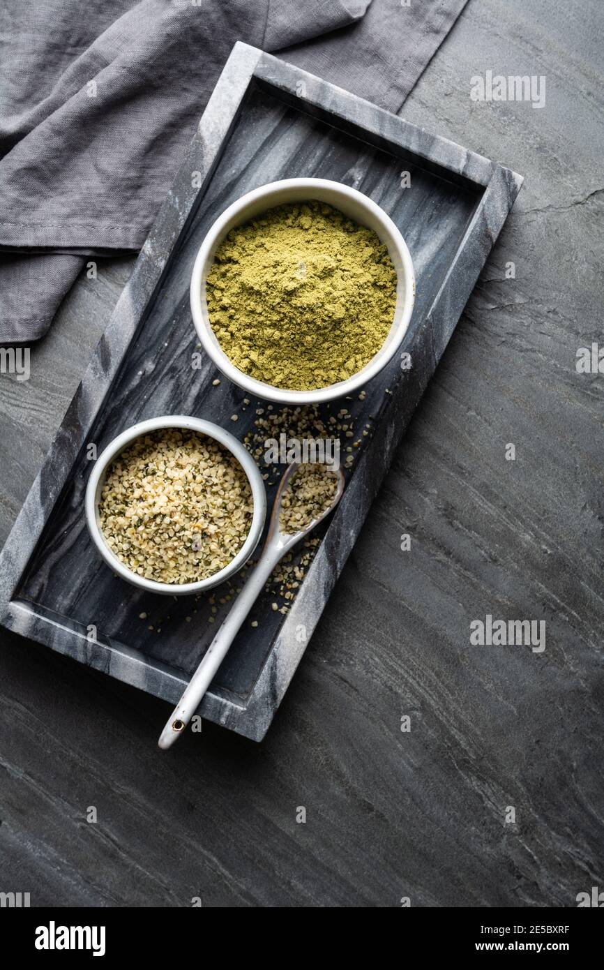 Poudre de chanvre nutritive, protéine à base végétale pour les végétaliens Banque D'Images Poudre de chanvre nutritive, protéine à base végétale pour les végétaliens Banque D'Images