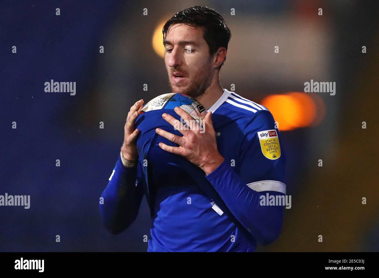 Stephen Ward d'Ipswich Town utilise son maillot pour essuyer le ballon - Ipswich Town v Sunderland, Sky Bet League One, Portman Road, Ipswich, Royaume-Uni - 26 janvier 2021 usage éditorial seulement - restrictions DataCo. Applicables Banque D'Images