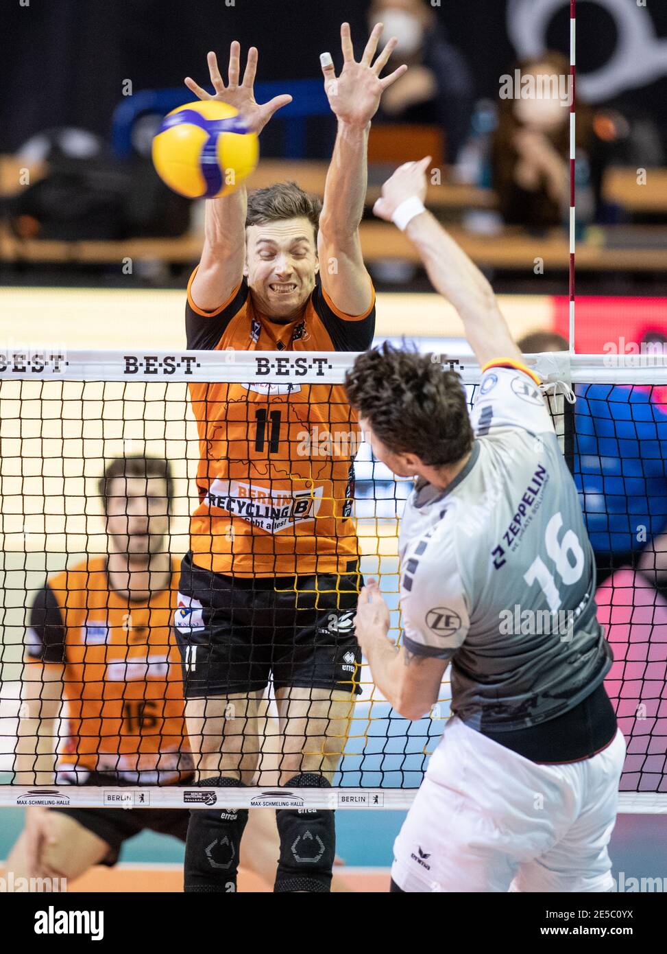 Berlin, Allemagne. 27 janvier 2021. Volleyball, hommes: Bundesliga, volées de Berlin - VfB Friedrichshafen, main Round, Matchday 17, Max-Schmeling-Halle. Nicolas Marechal (r) de VfB Friedrichshafen joue le ballon devant Cody Kessel de Berlin. Credit: Andreas Gora/dpa/Alay Live News Banque D'Images