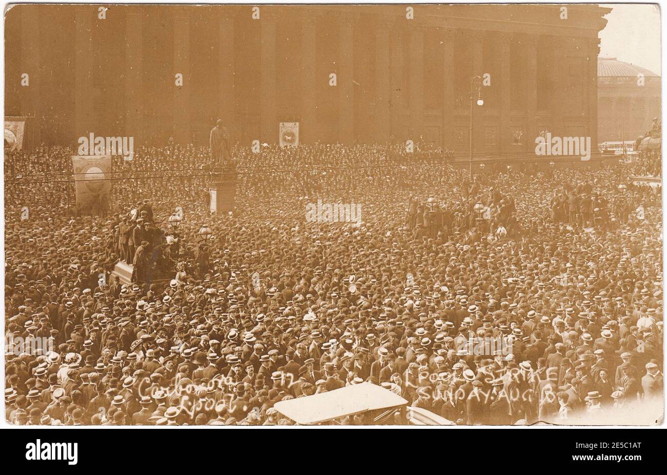 1911 grève générale des transports de Liverpool : immense réunion de masse sur le plateau de St George, St George's Hall sur Lime Street peut être vu en arrière-plan. Le rassemblement du 13 août (montré ici) est devenu connu sous le nom de dimanche sanglant, à la suite d'une accusation de bâton par la police Banque D'Images