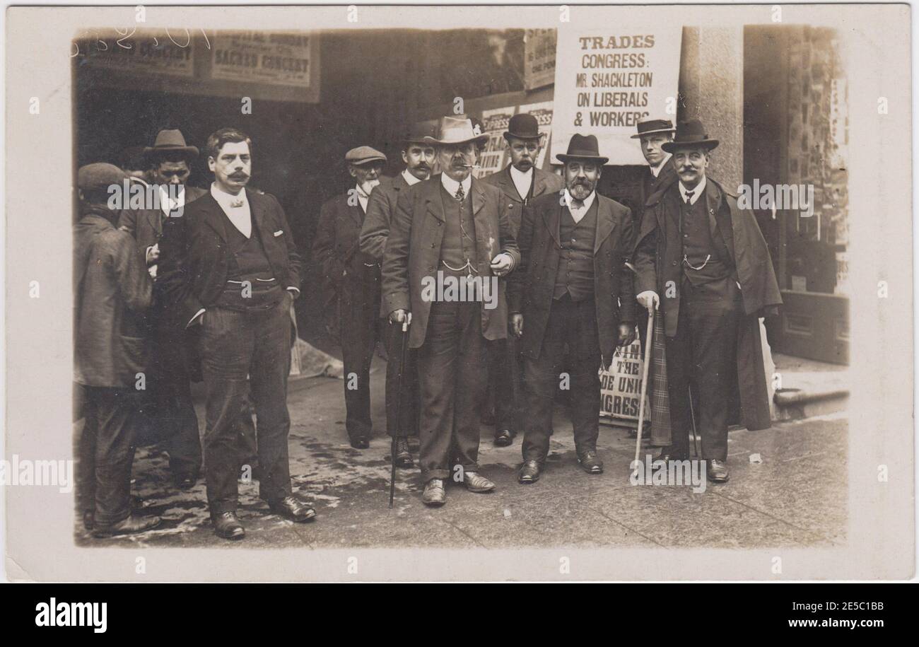Congrès de l'Union britannique des métiers : membres de la TUC à l'extérieur du lieu du Congrès, vers 1908-9 Banque D'Images