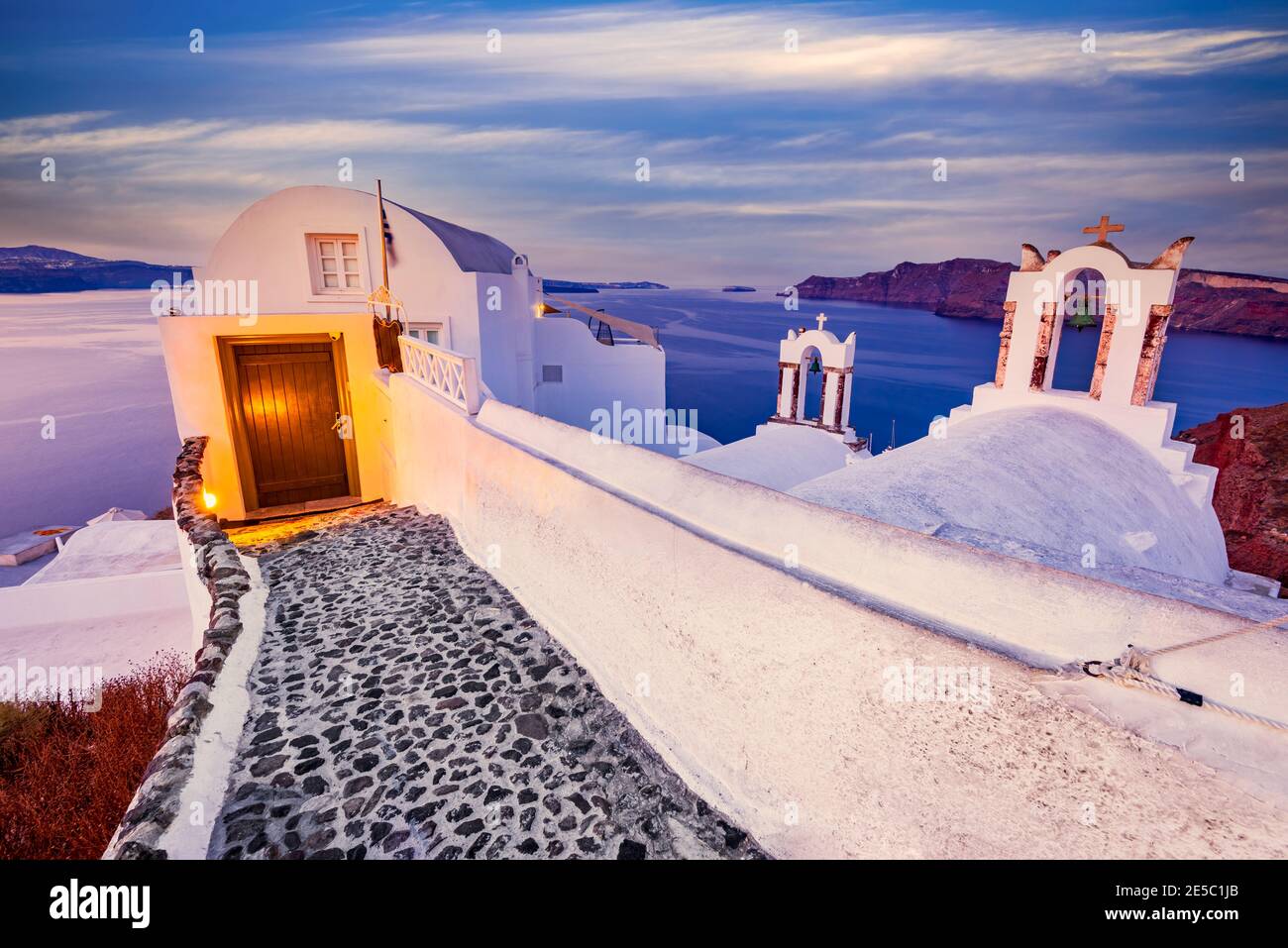 Oia, Grèce. Village blanchi à la chaux sur l'île de Santorini célèbre attraction de vacances des îles grecques, mer Egée. Banque D'Images Oia, Grèce. Village blanchi à la chaux sur l'île de Santorini célèbre attraction de vacances des îles grecques, mer Egée. Banque D'Images