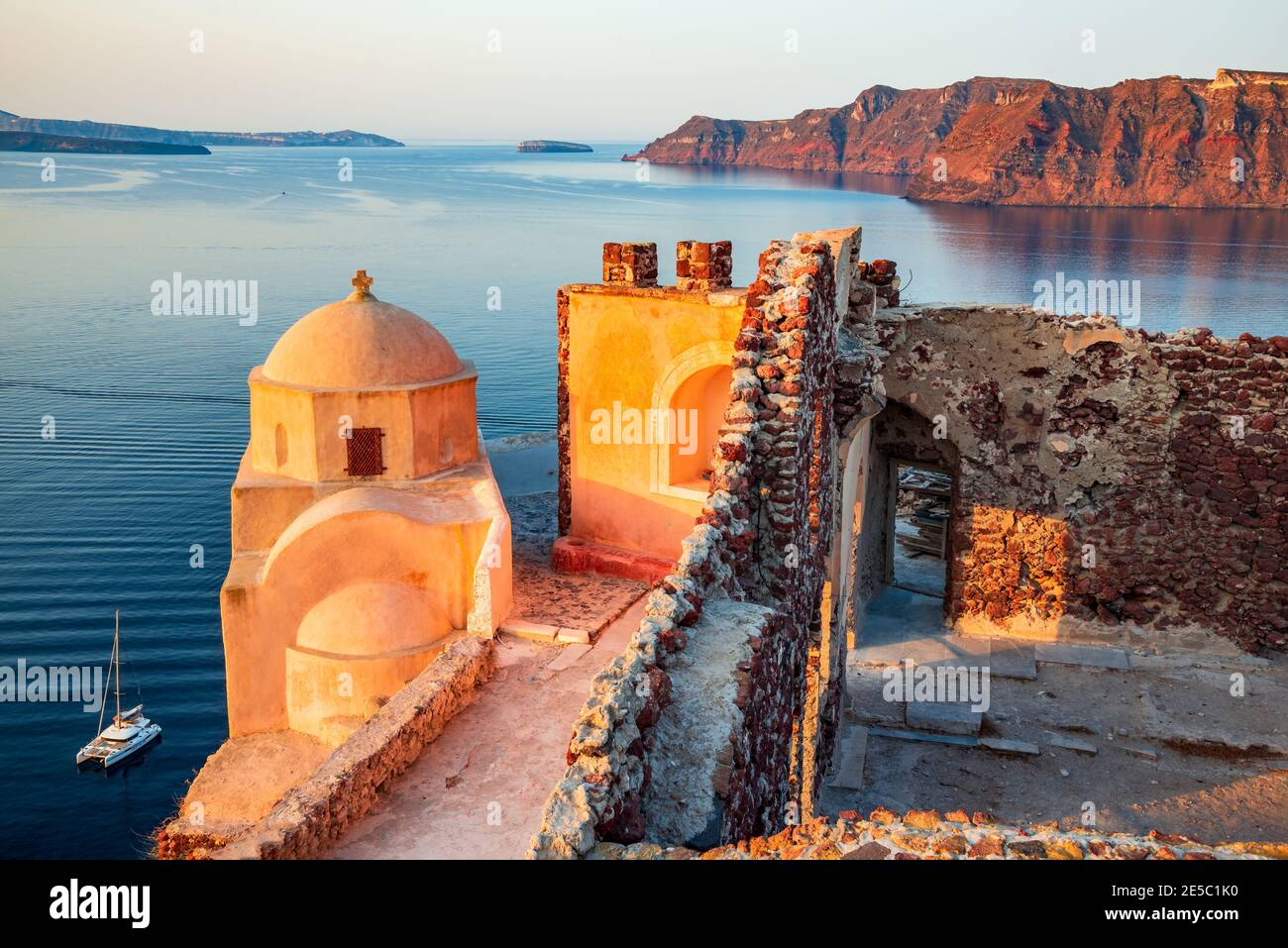 Santorin, Grèce. Vue sur Oia, destination de vacances en Europe sur les îles grecques. Banque D'Images