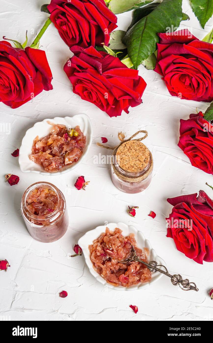 Confiture De Petales De Rose Maison Petit Dejeuner Sucre Pour Les Amoureux Bouquet De Roses Fraiches Decor Festif Concept De Saint Valentin Mariage Ou Anniversaire Plste Blanc Photo Stock Alamy
