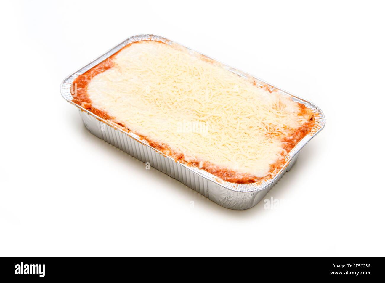 Les lasagnes semi-finnies dans la cuve en aluminium isolée sur fond blanc. Le repas prêt à cuire rapide. Banque D'Images