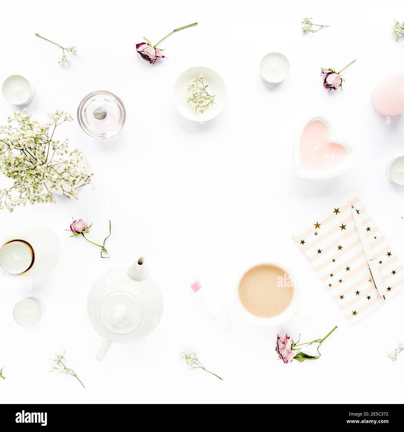 Cadre de l'espace de travail avec. Espace de travail de bureau avec succulent, thé, cacao, journal, stylo, sur fond blanc. Composition plate. Magasins. pose plate, vue de dessus Banque D'Images