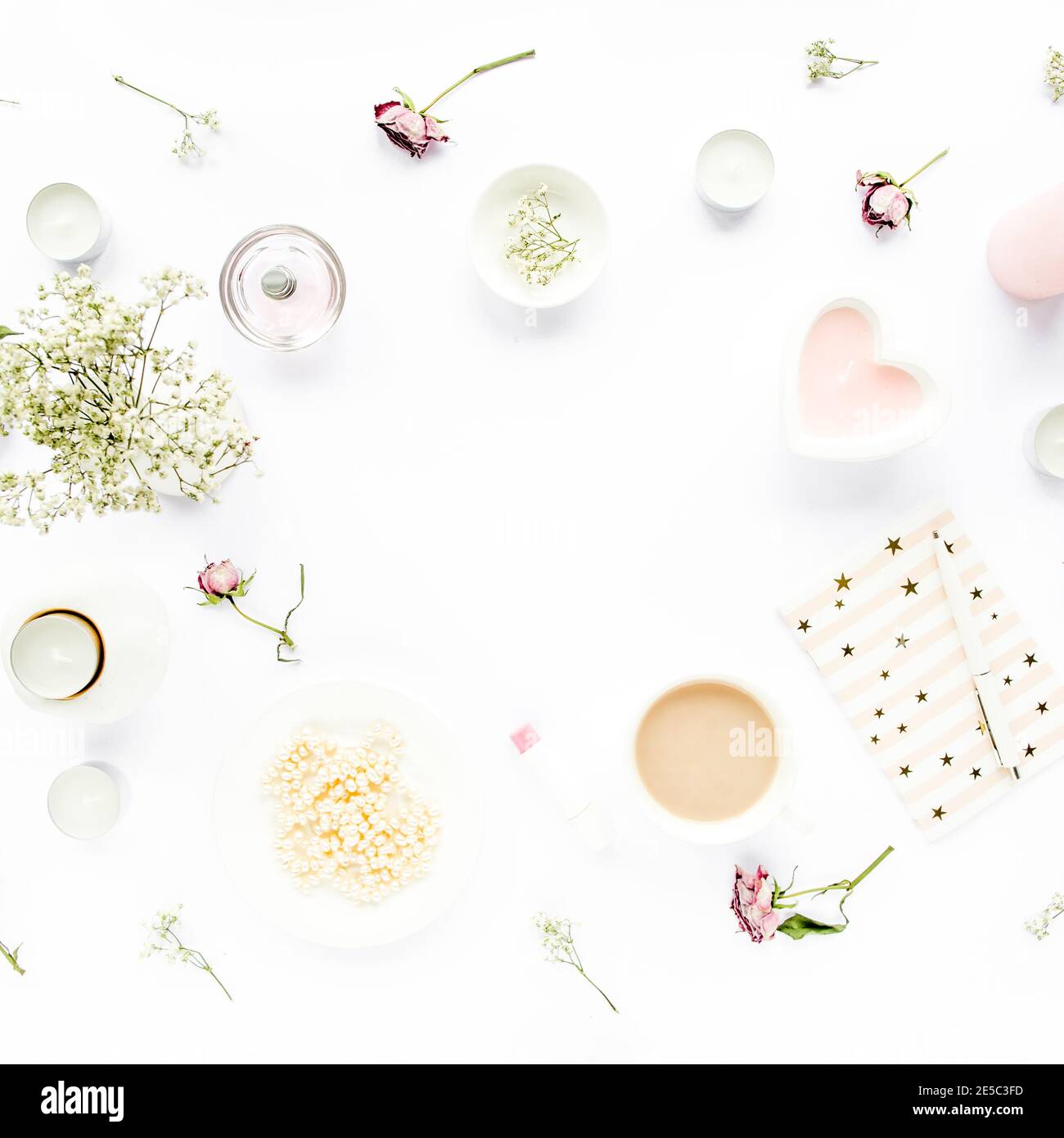 Cadre de l'espace de travail avec. Espace de travail de bureau avec succulent, thé, cacao, journal, stylo, sur fond blanc. Composition plate. Magasins. pose plate, vue de dessus Banque D'Images