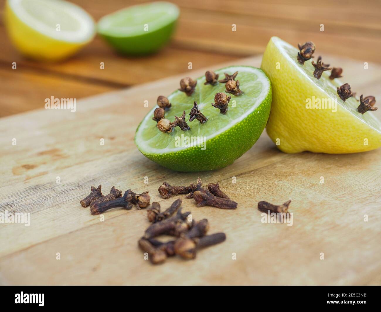 Répulsifs naturels faits maison sur une table en bois. Citron vert avec  clous de girofle. Gros plan Photo Stock - Alamy