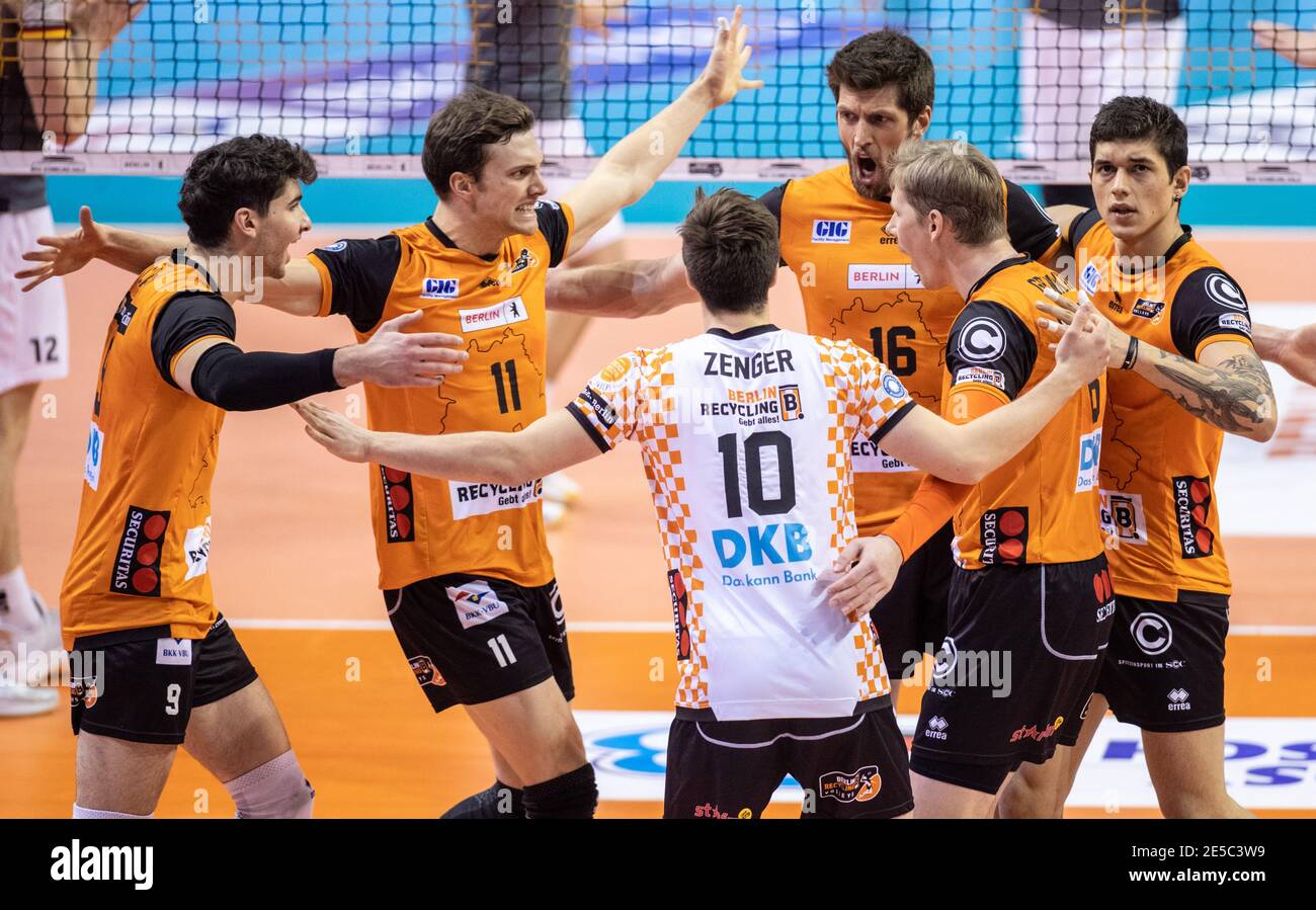 Berlin, Allemagne. 27 janvier 2021. Volleyball, hommes: Bundesliga, volées de Berlin - VfB Friedrichshafen, main Round, Matchday 17, Max-Schmeling-Halle. Le timothée Carle (l-r), Cody Kessel, Julian Zenger, Eder Carbonera, Sergey Grankin et Davy Moraes de Berlin célèbrent après avoir gagné le point. Credit: Andreas Gora/dpa/Alay Live News Banque D'Images