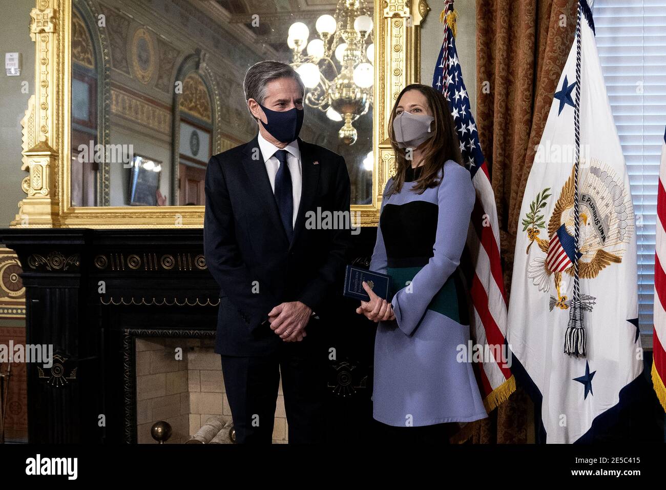 Washington, États-Unis. 27 janvier 2021. Antony Blinken, secrétaire d'État des États-Unis, est parti, et sa femme Evan Ryan se tiennent debout lors d'une cérémonie d'assermentation à la Maison Blanche à Washington, DC, le mercredi 27 janvier 2021. Le Sénat a confirmé hier Blinken, donnant à l'un des collaborateurs les plus longtemps en service du président Biden la tâche de reprendre les négociations nucléaires avec l'Iran et de rétablir la confiance avec les alliés secoués par quatre années de l'administration Trump. Photo par Stefani Reynolds/UPI crédit: UPI/Alay Live News Banque D'Images