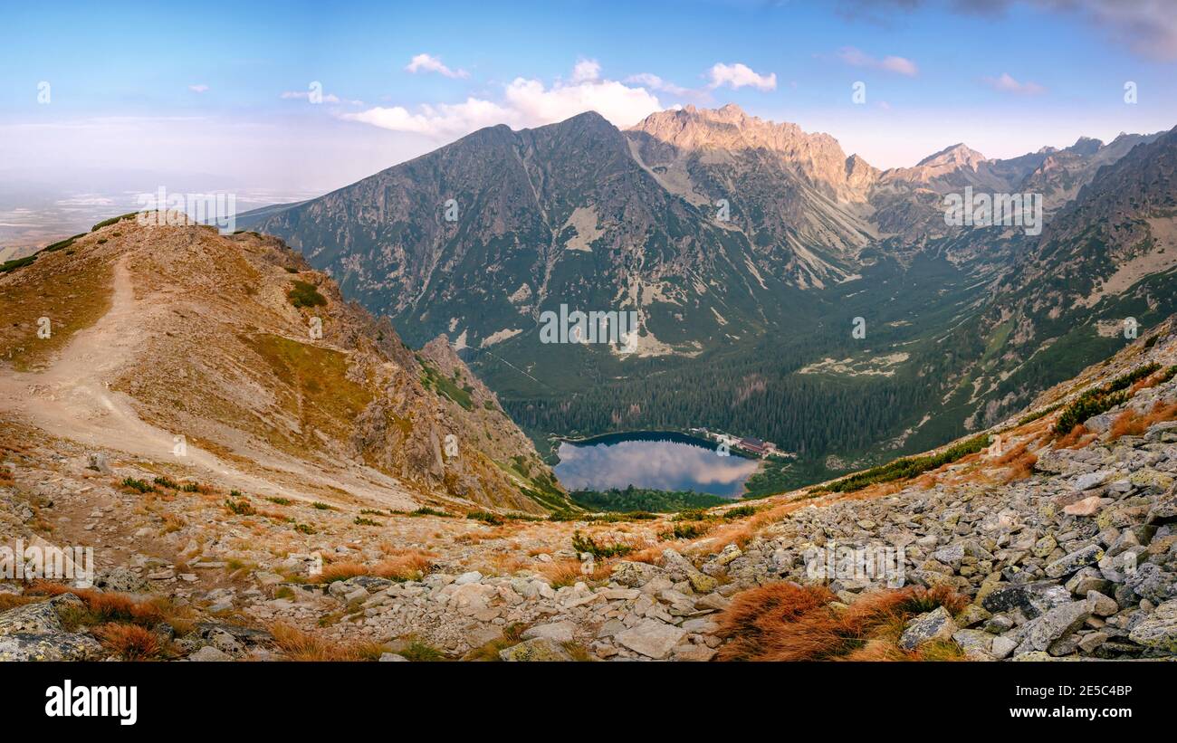 Panorama à couper le souffle de Popradske pleso vue sur le lac au lever du soleil à High Tatras, Slovaquie Banque D'Images