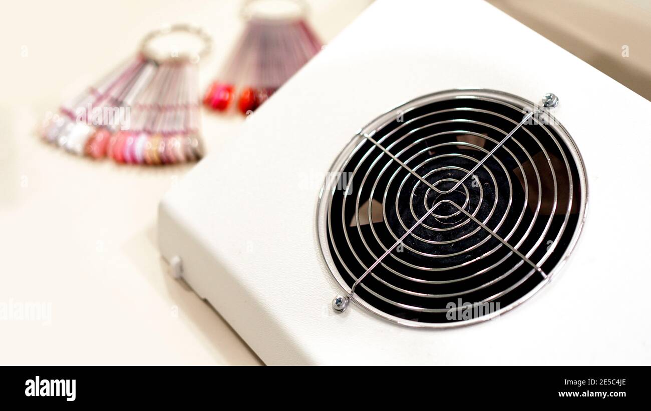 Un ventilateur - ventilateur dans un salon de beauté pour une manucure. Séchage des ongles. Le ventilateur de la table. Banque D'Images