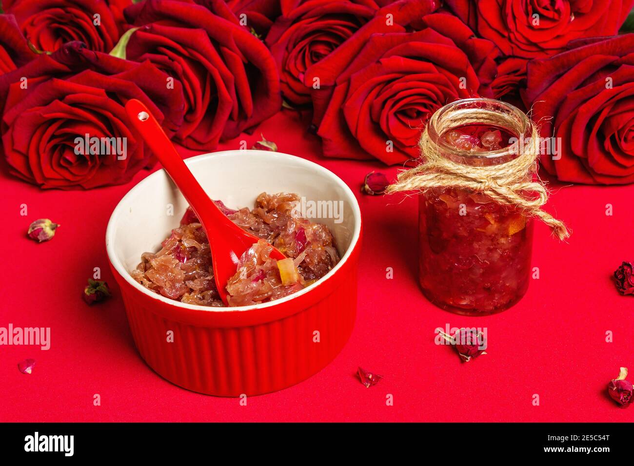 Confiture De Petales De Rose Maison Petit Dejeuner Sucre Pour Les Amoureux Bouquet De Roses Fraiches Decor Festif Concept De Saint Valentin Mariage Ou Anniversaire Ba Rouge Mat Photo Stock Alamy