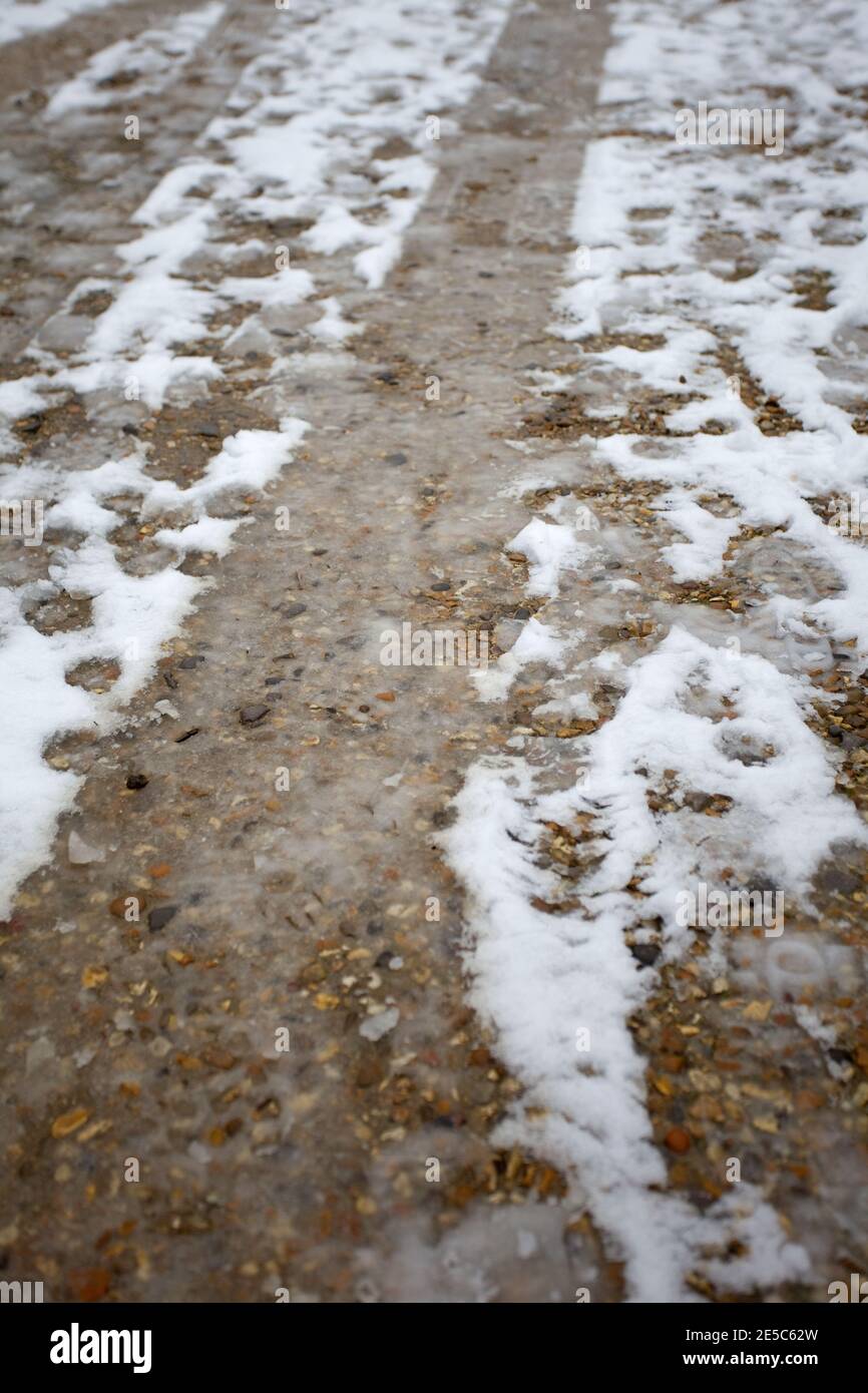 Allée de gravier avec neige et glace. Angleterre Banque D'Images