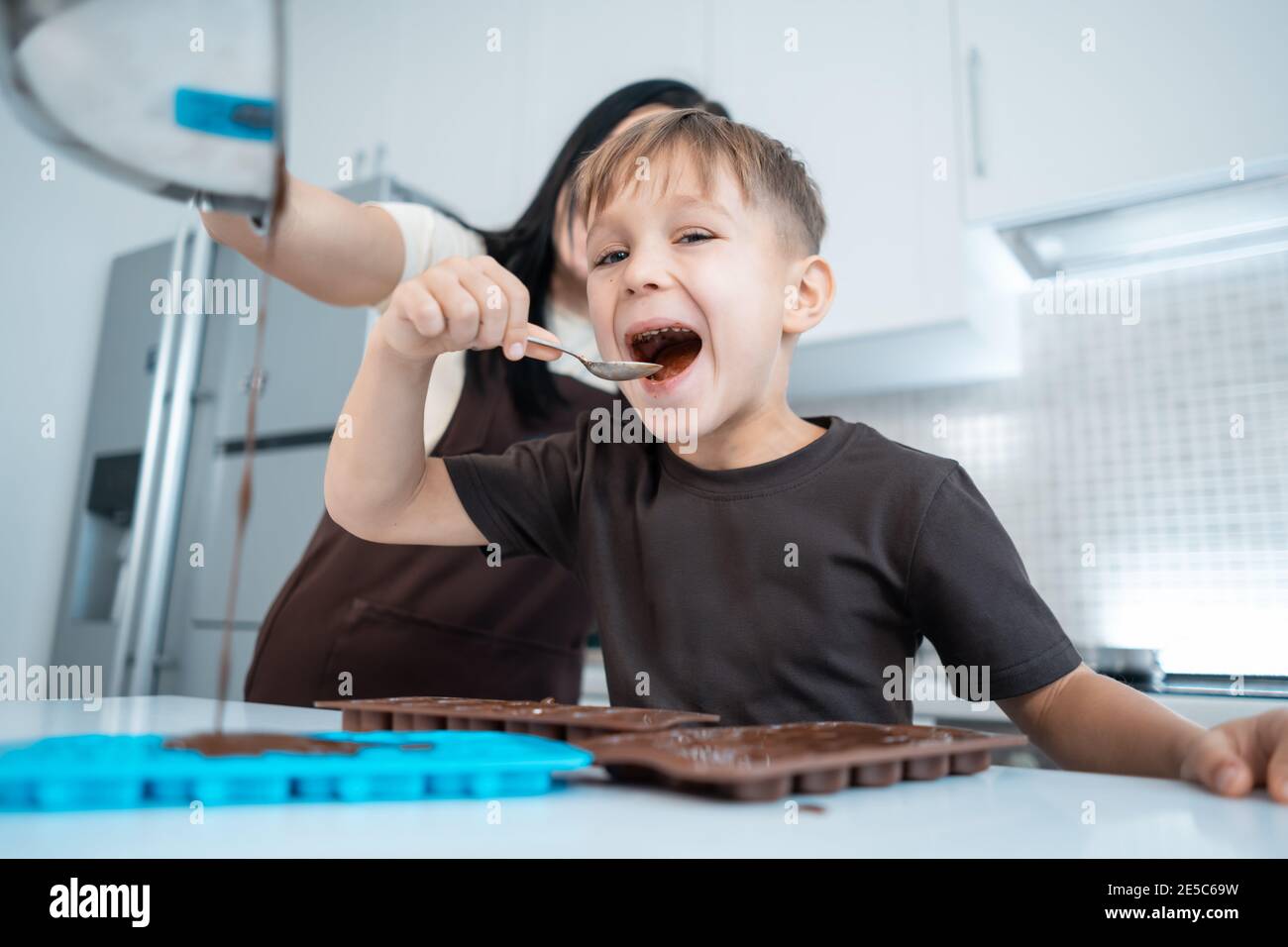 bonne mère et enfant de faire des bonbons au chocolat et de s'amuser à la cuisine maison Banque D'Images