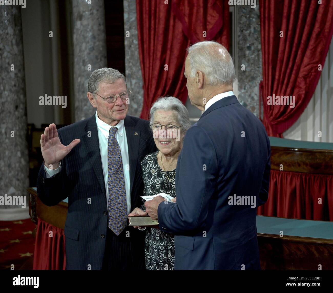 Washington DC, États-Unis, le 6 janvier 2015 le sénateur Jim Inhofe (R-OK) et son épouse Kay Inhofe tenant la Bible tandis que le vice-président Joe Biden (D) administre le serment d'office à Inhofe Banque D'Images