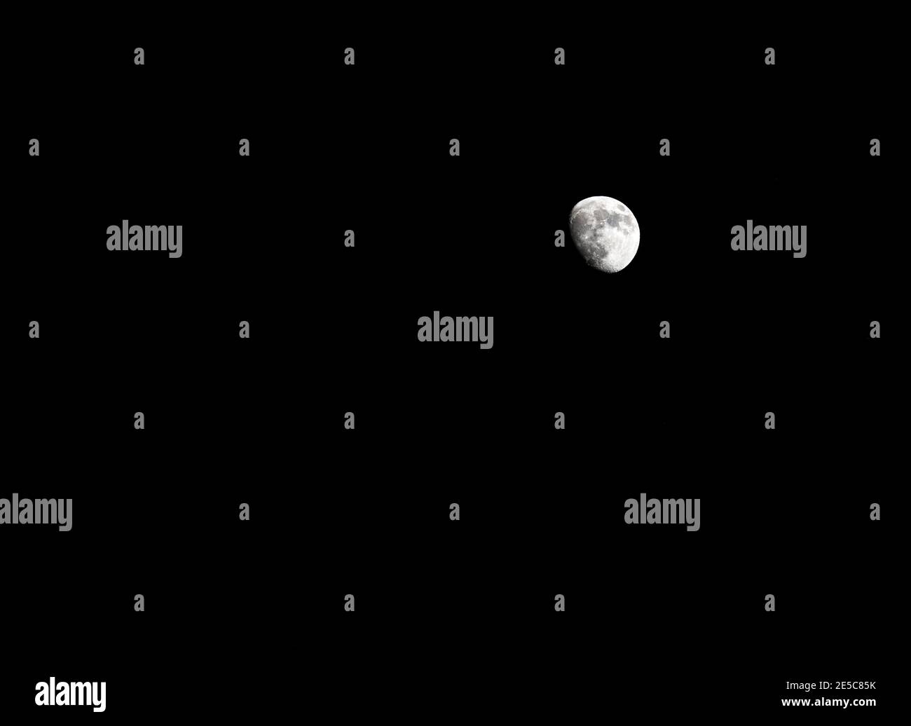 Épilation de la pleine lune de Gibbous dans la nuit sombre et claire Banque D'Images