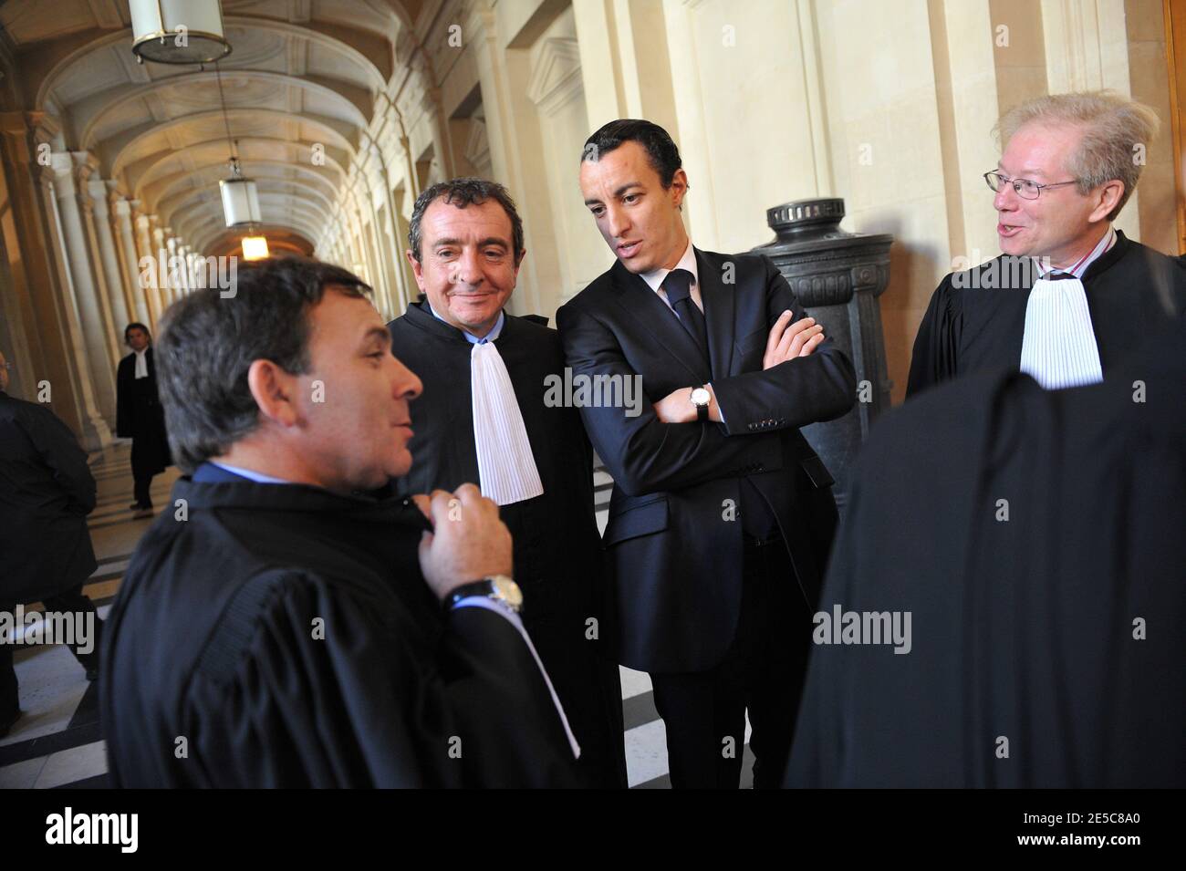 L'avocat français Karim Achoui (2e L) se présente aux côtés de ses avocats, Patrick Maisonneuve (2e L) et Francis Szpiner (L), au tribunal d'assises de Paris (France), le 2 octobre 2008, le premier jour du procès d'Assem du gangster Antonio Ferrara. Achoui apparaît en complicité pour le tri de la prison de Fresnes par Ferrara en 2003. Photo de Mousse/ABACAPRESS.COM Banque D'Images L'avocat français Karim Achoui (2e L) se présente aux côtés de ses avocats, Patrick Maisonneuve (2e L) et Francis Szpiner (L), au tribunal d'assises de Paris (France), le 2 octobre 2008, le premier jour du procès d'Assem du gangster Antonio Ferrara. Achoui apparaît en complicité pour le tri de la prison de Fresnes par Ferrara en 2003. Photo de Mousse/ABACAPRESS.COM Banque D'Images