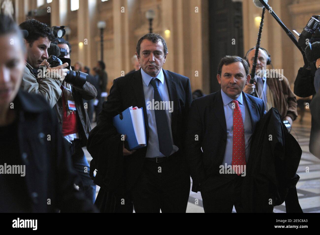 Les avocats français Karim Achoui, Patrick Maisonneuve (L) et Francis Szpiner, comparaissent devant le tribunal d'assises de Paris, en France, le 2 octobre 2008, le premier jour du procès d'Assem du gangster Antonio Ferrara. Achoui apparaît en complicité pour le tri de la prison de Fresnes par Ferrara en 2003. Photo de Mousse/ABACAPRESS.COM Banque D'Images Les avocats français Karim Achoui, Patrick Maisonneuve (L) et Francis Szpiner, comparaissent devant le tribunal d'assises de Paris, en France, le 2 octobre 2008, le premier jour du procès d'Assem du gangster Antonio Ferrara. Achoui apparaît en complicité pour le tri de la prison de Fresnes par Ferrara en 2003. Photo de Mousse/ABACAPRESS.COM Banque D'Images