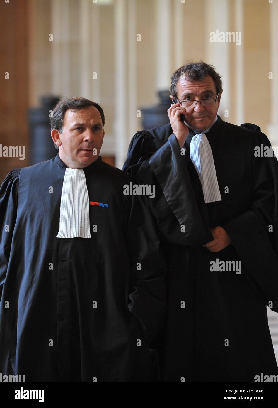 Les avocats français Karim Achoui Francis Szpiner (L) et Patrick Maisonneuve comparaissent devant le tribunal d'assises de Paris, France, le 2 octobre 2008, le premier jour du procès d'Assem du gangster Antonio Ferrara. Achoui apparaît en complicité pour le tri de la prison de Fresnes par Ferrara en 2003. Photo de Mousse/ABACAPRESS.COM Banque D'Images Les avocats français Karim Achoui Francis Szpiner (L) et Patrick Maisonneuve comparaissent devant le tribunal d'assises de Paris, France, le 2 octobre 2008, le premier jour du procès d'Assem du gangster Antonio Ferrara. Achoui apparaît en complicité pour le tri de la prison de Fresnes par Ferrara en 2003. Photo de Mousse/ABACAPRESS.COM Banque D'Images
