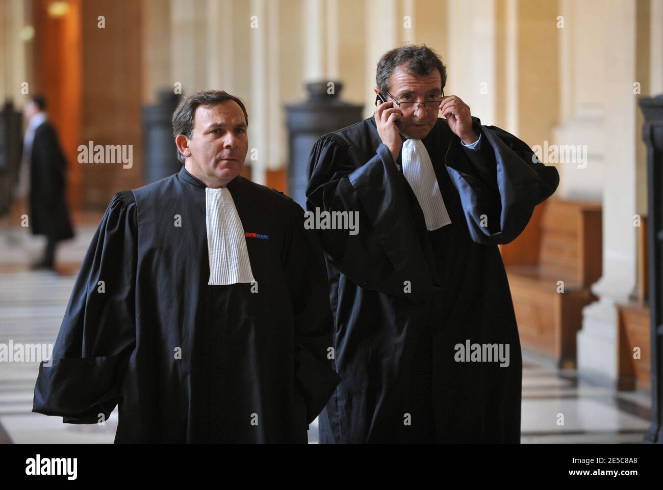 Les avocats français Karim Achoui Francis Szpiner (L) et Patrick Maisonneuve comparaissent devant le tribunal d'assises de Paris, France, le 2 octobre 2008, le premier jour du procès d'Assem du gangster Antonio Ferrara. Achoui apparaît en complicité pour le tri de la prison de Fresnes par Ferrara en 2003. Photo de Mousse/ABACAPRESS.COM Banque D'Images Les avocats français Karim Achoui Francis Szpiner (L) et Patrick Maisonneuve comparaissent devant le tribunal d'assises de Paris, France, le 2 octobre 2008, le premier jour du procès d'Assem du gangster Antonio Ferrara. Achoui apparaît en complicité pour le tri de la prison de Fresnes par Ferrara en 2003. Photo de Mousse/ABACAPRESS.COM Banque D'Images