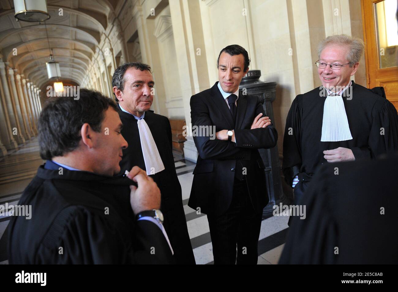 L'avocat français Karim Achoui (2e L) se présente aux côtés de ses avocats, Patrick Maisonneuve (2e L) et Francis Szpiner (L), au tribunal d'assises de Paris (France), le 2 octobre 2008, le premier jour du procès d'Assem du gangster Antonio Ferrara. Achoui apparaît en complicité pour le tri de la prison de Fresnes par Ferrara en 2003. Photo de Mousse/ABACAPRESS.COM Banque D'Images L'avocat français Karim Achoui (2e L) se présente aux côtés de ses avocats, Patrick Maisonneuve (2e L) et Francis Szpiner (L), au tribunal d'assises de Paris (France), le 2 octobre 2008, le premier jour du procès d'Assem du gangster Antonio Ferrara. Achoui apparaît en complicité pour le tri de la prison de Fresnes par Ferrara en 2003. Photo de Mousse/ABACAPRESS.COM Banque D'Images