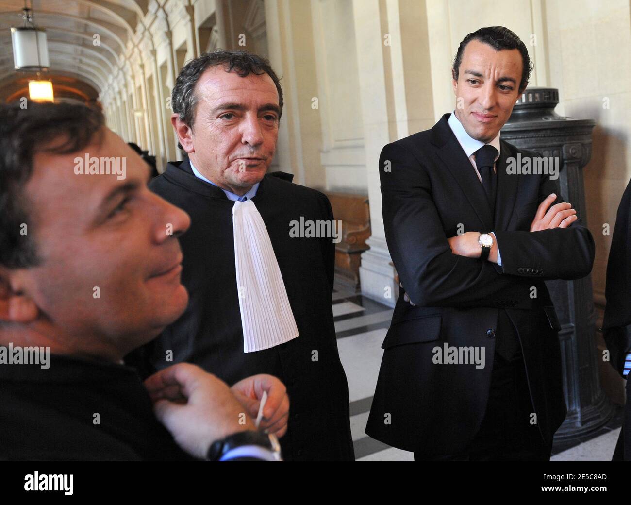 L'avocat français Karim Achoui (2e L) se présente aux côtés de ses avocats, Patrick Maisonneuve (2e L) et Francis Szpiner (L), au tribunal d'assises de Paris (France), le 2 octobre 2008, le premier jour du procès d'Assem du gangster Antonio Ferrara. Achoui apparaît en complicité pour le tri de la prison de Fresnes par Ferrara en 2003. Photo de Mousse/ABACAPRESS.COM Banque D'Images L'avocat français Karim Achoui (2e L) se présente aux côtés de ses avocats, Patrick Maisonneuve (2e L) et Francis Szpiner (L), au tribunal d'assises de Paris (France), le 2 octobre 2008, le premier jour du procès d'Assem du gangster Antonio Ferrara. Achoui apparaît en complicité pour le tri de la prison de Fresnes par Ferrara en 2003. Photo de Mousse/ABACAPRESS.COM Banque D'Images